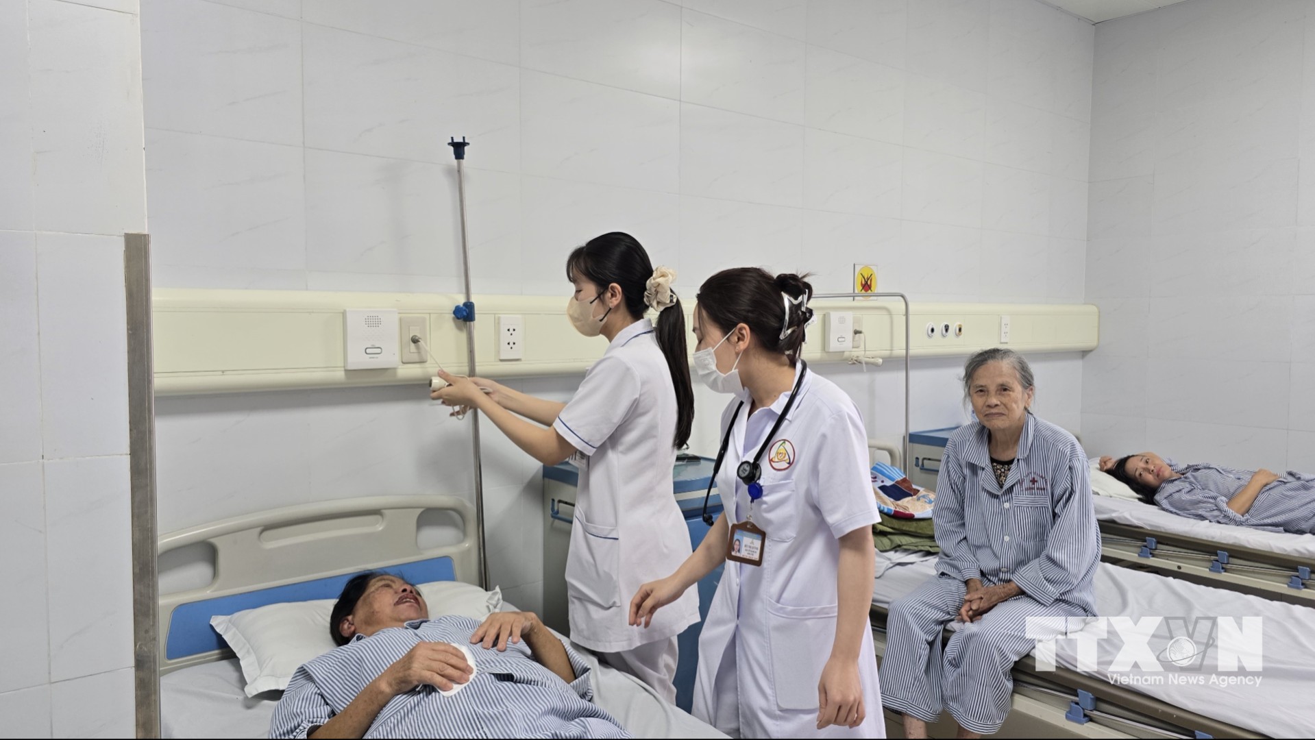 Nhờ ứng dụng công nghệ, người bệnh chỉ cần ấn chuông sẽ có y, bác sỹ có mặt kịp thời. (Ảnh: Thanh Vân/TTXVN)